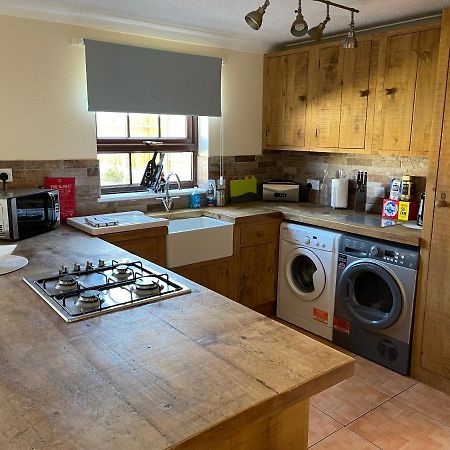 Large, Quiet, Sleeps 16, 4 Bathrooms, Parking, לייסטר מראה חיצוני תמונה