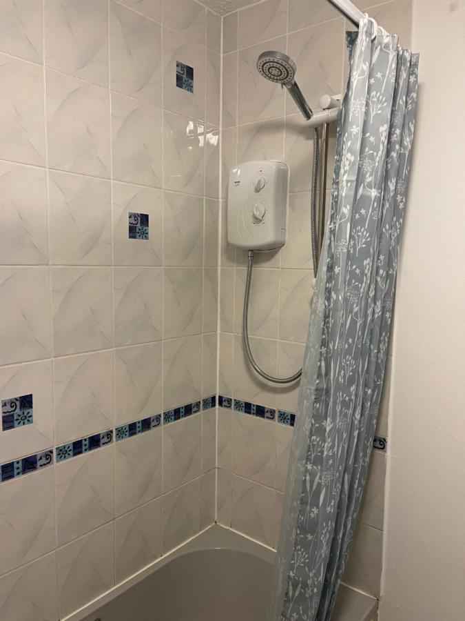 Large, Quiet, Sleeps 16, 4 Bathrooms, Parking, לייסטר מראה חיצוני תמונה
