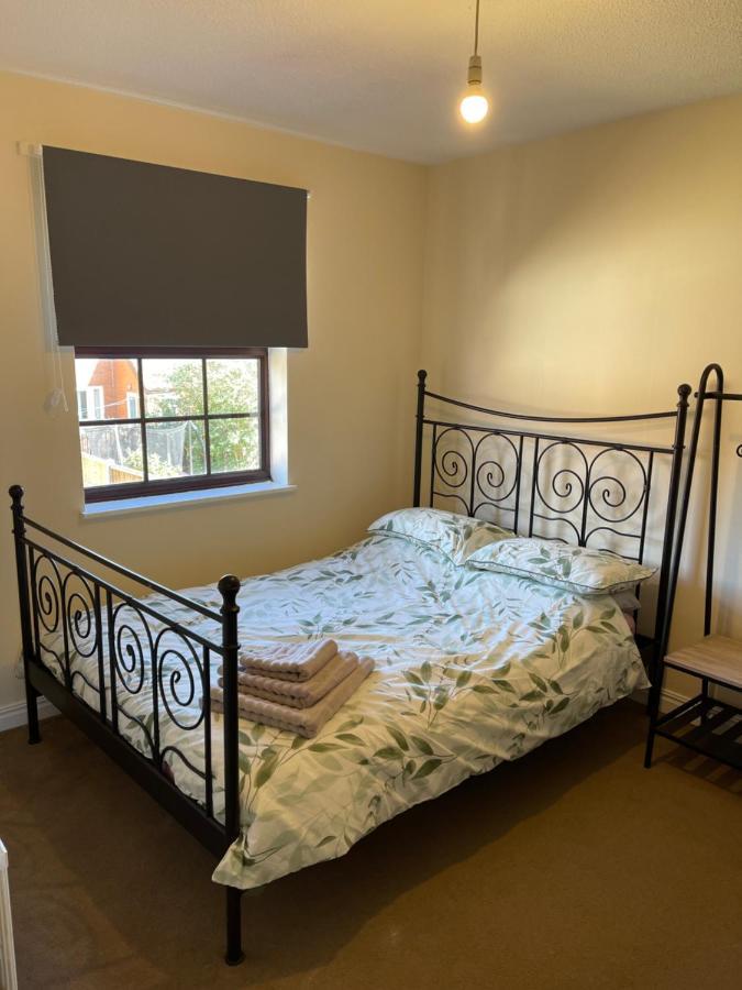 Large, Quiet, Sleeps 16, 4 Bathrooms, Parking, לייסטר מראה חיצוני תמונה