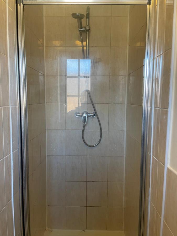 Large, Quiet, Sleeps 16, 4 Bathrooms, Parking, לייסטר מראה חיצוני תמונה