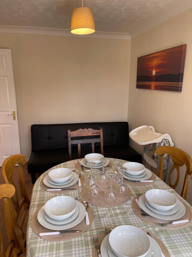 Large, Quiet, Sleeps 16, 4 Bathrooms, Parking, לייסטר מראה חיצוני תמונה