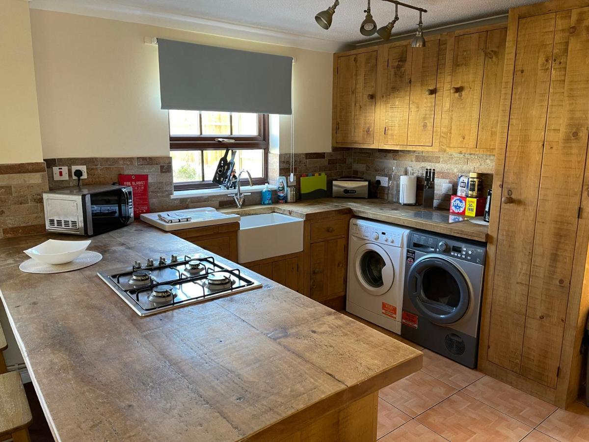Large, Quiet, Sleeps 16, 4 Bathrooms, Parking, לייסטר מראה חיצוני תמונה