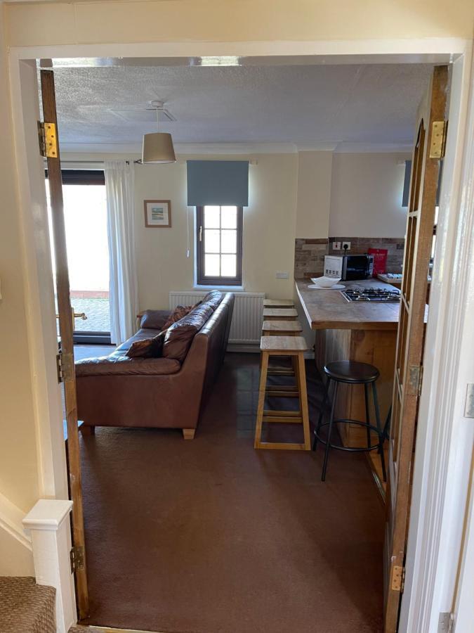 Large, Quiet, Sleeps 16, 4 Bathrooms, Parking, לייסטר מראה חיצוני תמונה