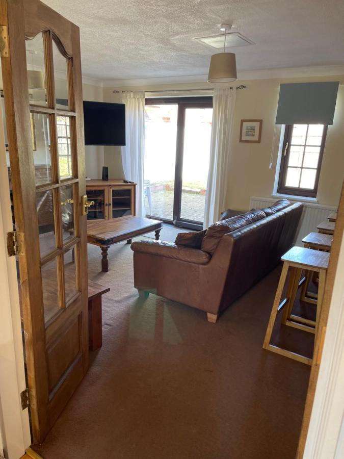 Large, Quiet, Sleeps 16, 4 Bathrooms, Parking, לייסטר מראה חיצוני תמונה