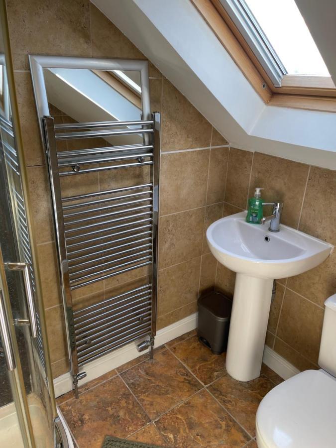 Large, Quiet, Sleeps 16, 4 Bathrooms, Parking, לייסטר מראה חיצוני תמונה