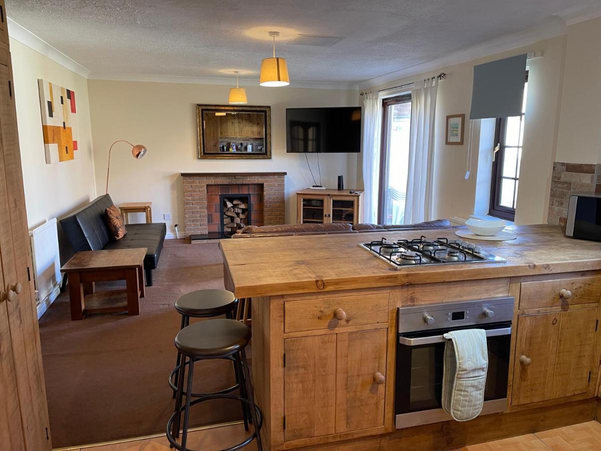 Large, Quiet, Sleeps 16, 4 Bathrooms, Parking, לייסטר מראה חיצוני תמונה
