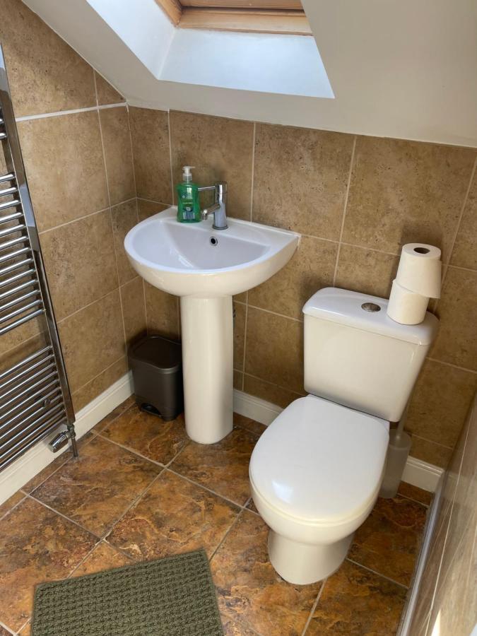 Large, Quiet, Sleeps 16, 4 Bathrooms, Parking, לייסטר מראה חיצוני תמונה