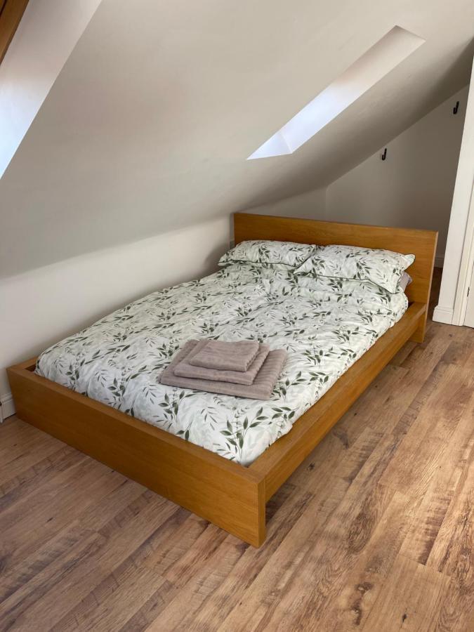 Large, Quiet, Sleeps 16, 4 Bathrooms, Parking, לייסטר מראה חיצוני תמונה