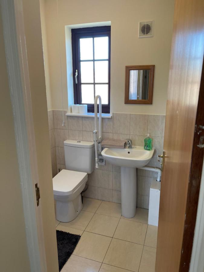 Large, Quiet, Sleeps 16, 4 Bathrooms, Parking, לייסטר מראה חיצוני תמונה