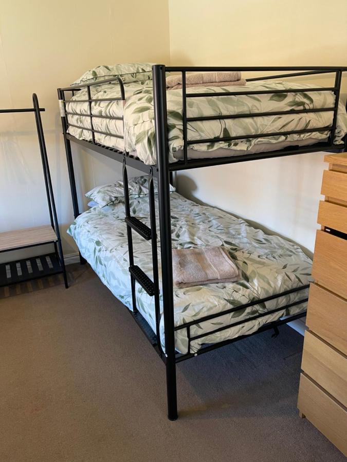 Large, Quiet, Sleeps 16, 4 Bathrooms, Parking, לייסטר מראה חיצוני תמונה