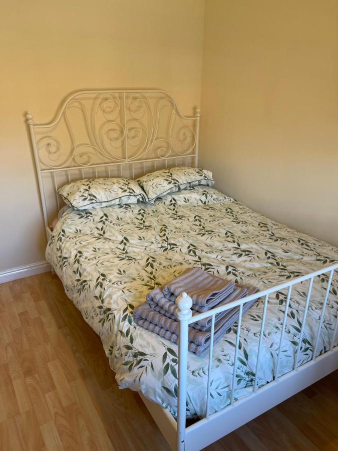 Large, Quiet, Sleeps 16, 4 Bathrooms, Parking, לייסטר מראה חיצוני תמונה