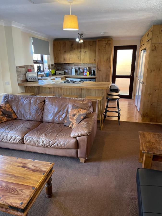 Large, Quiet, Sleeps 16, 4 Bathrooms, Parking, לייסטר מראה חיצוני תמונה